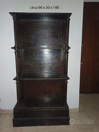 Libreria d'antiquariato con colonnine intagliate