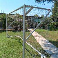Porta da calcio con rete.