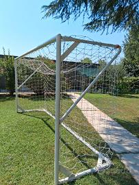 Porta da calcio con rete.