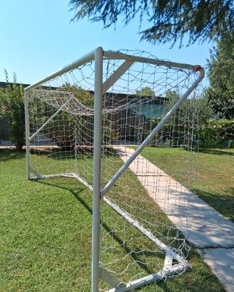 Porta da calcio con rete.
