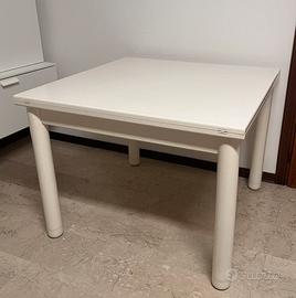 Tavolo bianco in legno richiudibile