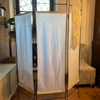 Romantico paravento in ferro con pannelli in lino