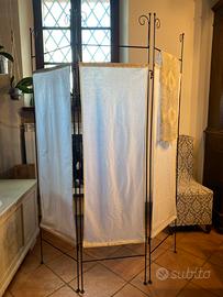 Romantico paravento in ferro con pannelli in lino