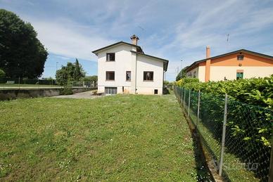 Villa di 220 m² con più di 5 locali e box auto dop