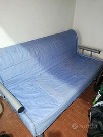 Divano letto matrimoniale in stato ottimale.