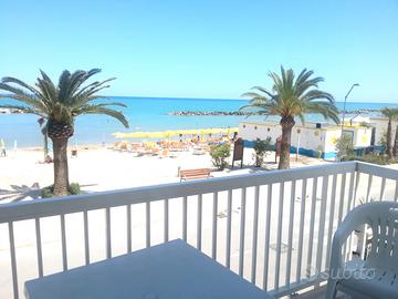 Cupra marittima a 10 metri dalla spiaggia