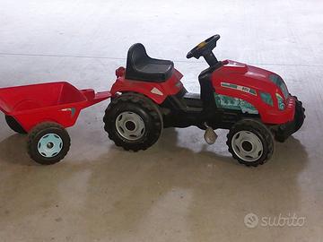 TRATTORE GIOCATTOLO A PEDALI CON RIMORCHIO SMOBY