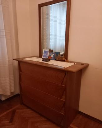 coppia di mobili, armadio e cassettiera