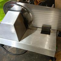 Affettatrice semi professionale molto robusta 