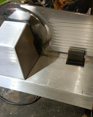 Affettatrice semi professionale molto robusta 