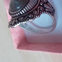 anello in argento con pietra naturale 