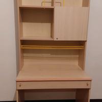 scrivania studio con piccola libreria