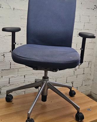 Sedia da ufficio ergonomica in buona condizioni 