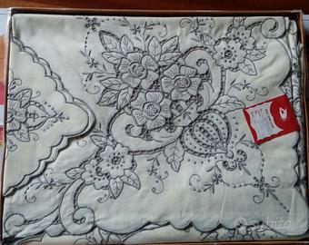 Tovaglia ricamata da corredo da 12