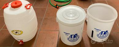 3 Fermentatori in plastica per birra con strumenti