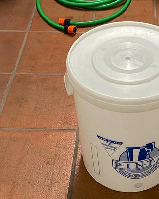 3 Fermentatori in plastica per birra con strumenti