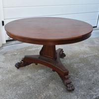 tavolo antico con sei sedie uguali