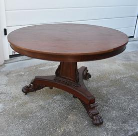 tavolo antico con sei sedie uguali