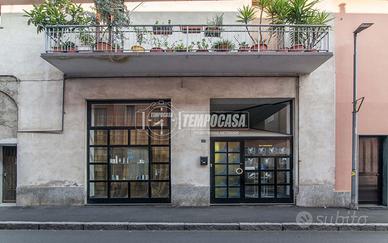NEGOZIO CON DUE VETRINE!!