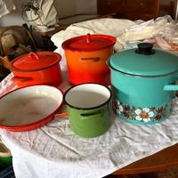 Grazioso set di pentole e padella colorati