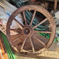 Ruota in legno antica per carro – originale
