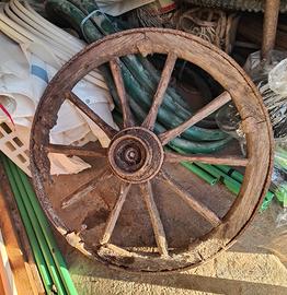 Ruota in legno antica per carro – originale