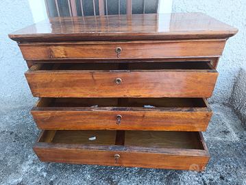 Comodini e cassettone in legno