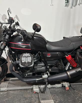 Moto Guzzi V7 Stone special. Come nuova: 4089 km