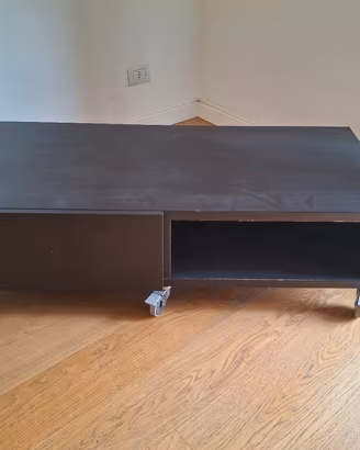 mobile basso con ruote in legno scuro