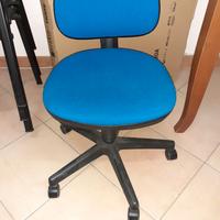 Sedia in tessuto imbottita con ruote