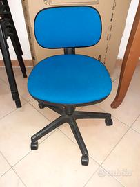 Sedia in tessuto imbottita con ruote