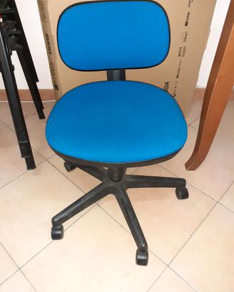 Sedia in tessuto imbottita con ruote