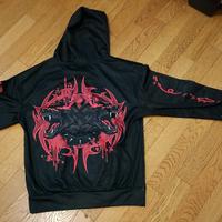 felpa nera con disegno rosso di cerbero, xs