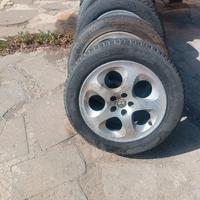 Quattro cerchi in lega da 16 a 5 fori