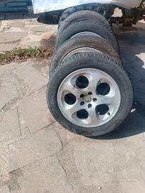 Quattro cerchi in lega da 16 a 5 fori