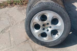 Quattro cerchi in lega da 16 a 5 fori