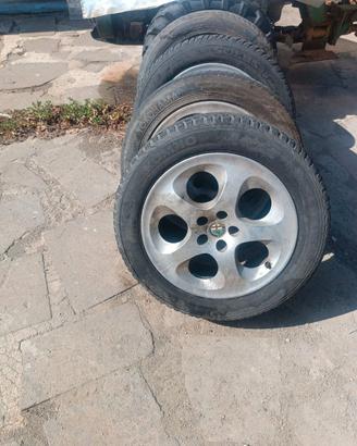 Quattro cerchi in lega da 16 a 5 fori