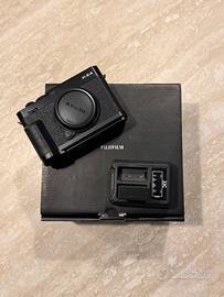 Fujifilm X-E4 nera + impugnatura