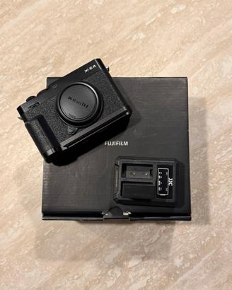 Fujifilm X-E4 nera + impugnatura