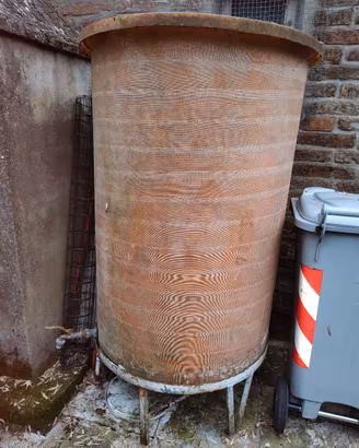 cisterna in vetroresina con piedistallo 