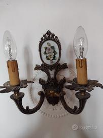 coppia di applique dorate e medaglione Capodimonte