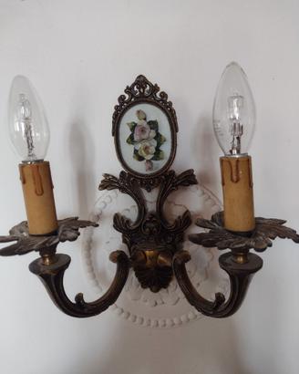 coppia di applique dorate e medaglione Capodimonte