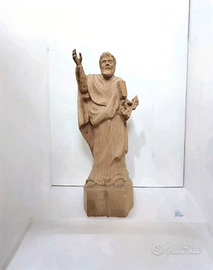 Antica statua raffigurante San Pietro, un'opera d'