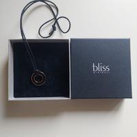 Ciondolo Bliss in acciaio con cordino in caucciù.