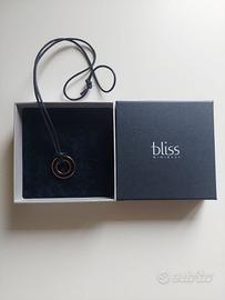 Ciondolo Bliss in acciaio con cordino in caucciù.