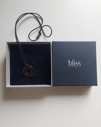 Ciondolo Bliss in acciaio con cordino in caucciù.