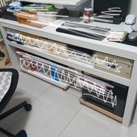 scrivania lunga e stretta e sedia