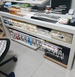 scrivania lunga e stretta e sedia