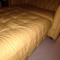 2 divani Chesterfield e un pouf di pelle