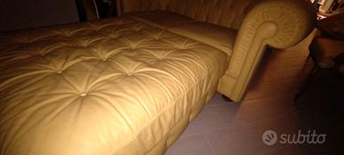 2 divani Chesterfield e un pouf di pelle